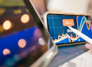 Trader passant en revue les options Bitcoin, Ethereum et forex sur plusieurs marchés